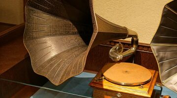Victor_V-2,_Victor_Talking_Machine_Co.,_USA,_1903_-_Kanazawa_Phonograph_Museum_-_Kanazawa,_Japan_-_DSC01006