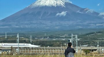 Mt_Fuji_Tokaido_Shinkansen_&_Photographer